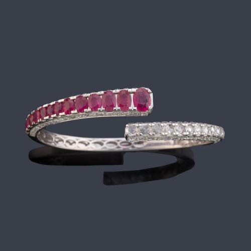 Pulsera rígida con banda de rubíes talla oval de aprox. 5,26 ct y banda de diamantes talla holandesa de aprox. 3,63 ct en total.