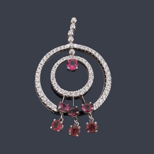 Colgante con doble motivo circular con brillantes y rubelitas colgantes, en montura de oro blanco de 18K.
