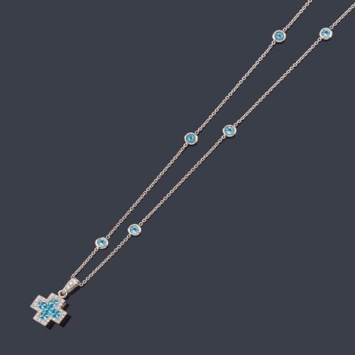 Cadena con cruz con topacios calibrados y orla de brillantes en montura de oro blanco de 18K.
