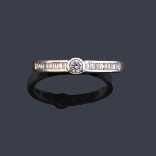 Anillo con diamantes talla baguette y brillante de aprox. 0,25 ct en total.