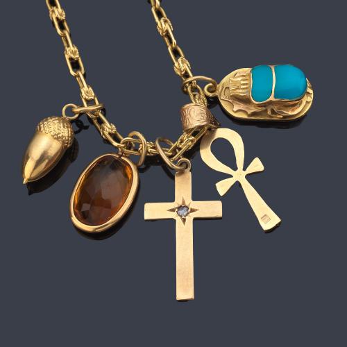 Cadena larga con eslabones ovalados y motivos de nudos con cinco colgantes.