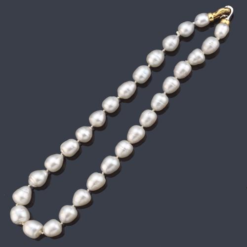 Collar corto con perlas Australianas barrocas de aprox. 9,55 - 13,30 mm con cierre de mosquetón con brillantes en oro blanco y amarillo de 18K.