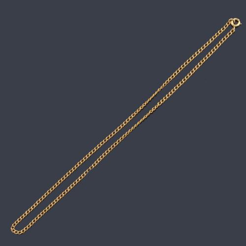 Cadena corta en montura de oro amarillo de 18K.
