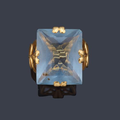 Anillo maxi con espinela natural azul con talla rectangular de aprox. 38,79 ct en montura de oro amarillo de 18K.