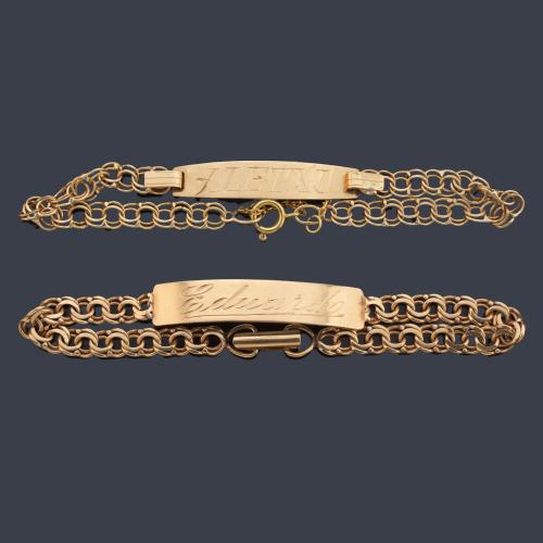 Pareja de pulseras tipo esclavas en montura de oro amarillo de 18K.