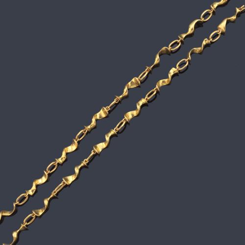 Collar con eslabones entorchados en oro amarillo de 18K.