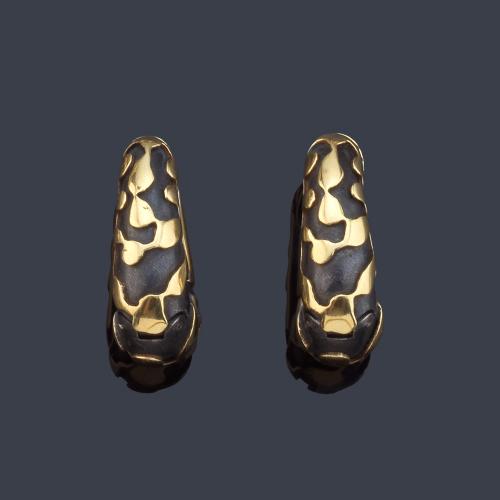 Pendientes tipo criolla con motivos abstractos en oro amarillo de 18K sobre base de bronce.