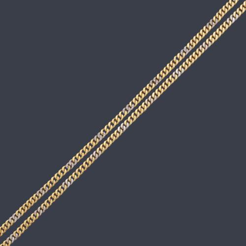 Cadena larga con eslabones barbados, algunos de ellos con diamantes talla 8/8, en montura de oro amarillo de 18K.