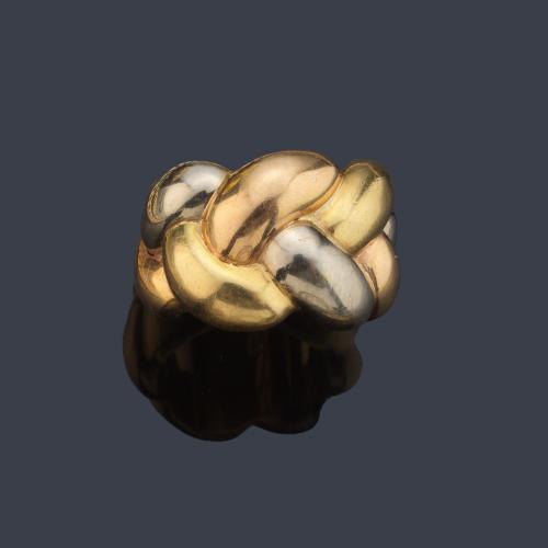 Anillo con diseño de espiga en oro tricolor de 18K.