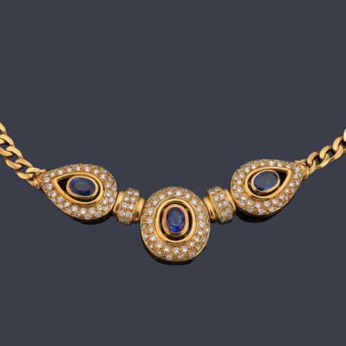 Collar corto con tres motivos centrales con zafiros talla oval de aprox. 2,40 ct en total y doble orla de brillantes.