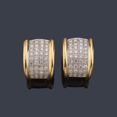 Pendientes tipo criolla con pavé de brillantes de aprox. 2,88 ct en total.