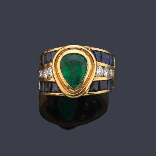 Anillo con esmeralda talla perilla de aprox. 1,70 ct con doble banda de zafiros calibrados y brillantes.