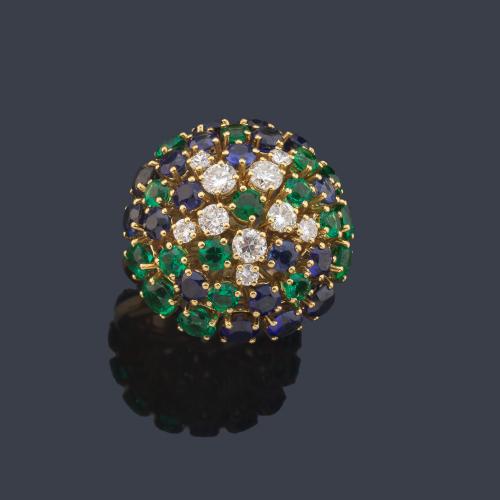  Anillo bombé con motivo central en forma de estrella con brillantes de aprox. 1,25 ct en total.