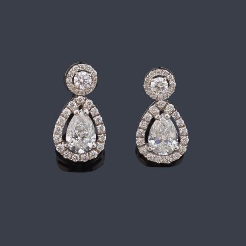  Pendientes largos con pareja de diamantes talla perilla de aprox. 1,40 ct en total con orla de brillantes de aprox. 0,60 ct en total.