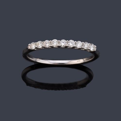 Media alianza con banda de brillantes de aprox. 0,30 ct en total en montura de oro blanco de 18K.