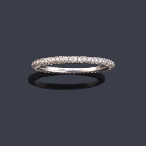 Alianza completa con brillantes en microengaste realizado en montura de oro blanco de 18K.