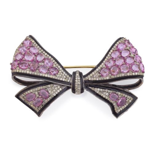 Broche con diseño de lazada con zafiros rosa talla facetados de aprox. 7,69 ct en total y diamantes talla rosa de aprox. 1,43 ct en total.