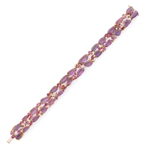Delicada pulsera con zafiros rosas en diferentes tallas de aprox. 25,38 ct en total intercalado con brillantitos de aprox. 0,82 ct en total.