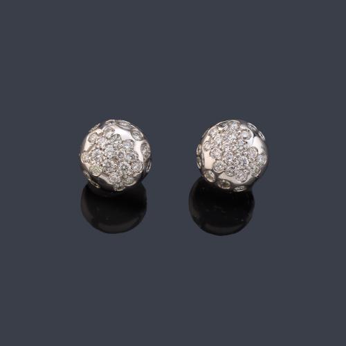  Pendientes cortos con pavé de brillantes de aprox. 0,70 ct en total.
