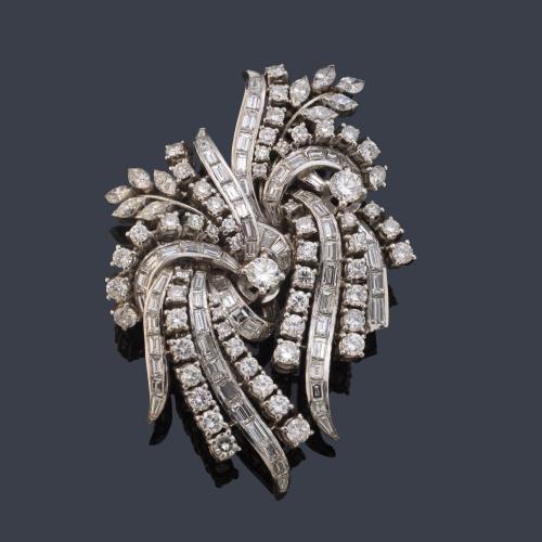 Broche doble - clip con diamantes talla marquís, baguette y brillante de aprox. 10,66 ct en total. Años '50.