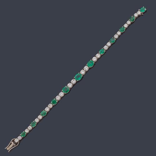 Pulsera rivière con esmeraldas talla oval intercalado con brillantes de aprox. 4,32 ct en total.