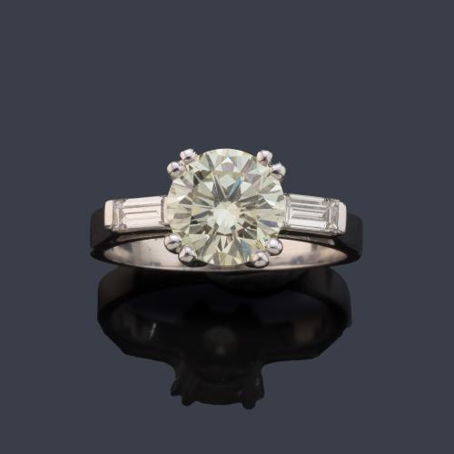 Solitario con brillante de aprox. 1,97 ct con dos diamantes talla baguette.
