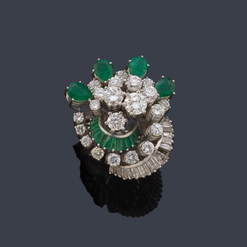 Anillo maxi con diamantes talla baguette y brillantes de aprox. 5,40 ct en total y esmeraldas talla perilla y calibrada.