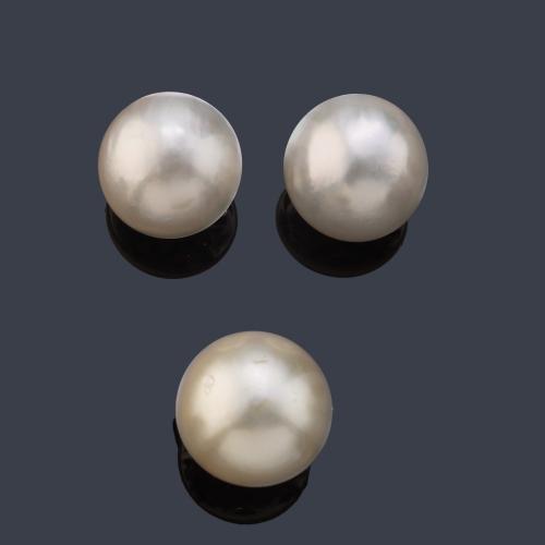 Pendientes cortos y anillo con perlas Mabe en montura de oro blanco de 18K.