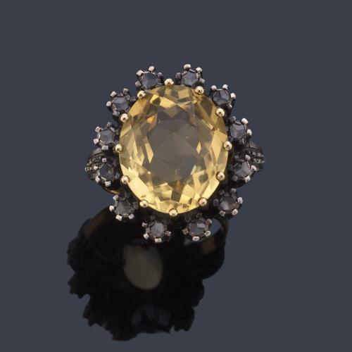 Anillo con cuarzo citrino talla oval de aprox. 6,62 ct con orla de zafiros blancos. Circa 1850.
