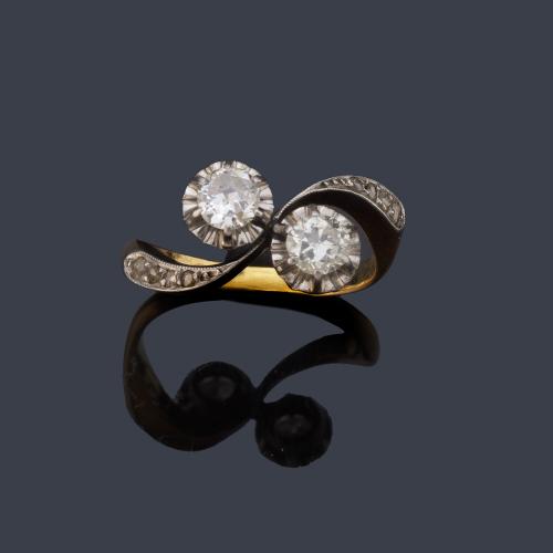 Anillo 'tú y yo' con pareja de diamantes talla transición de aprox. 0,55 ct en total.