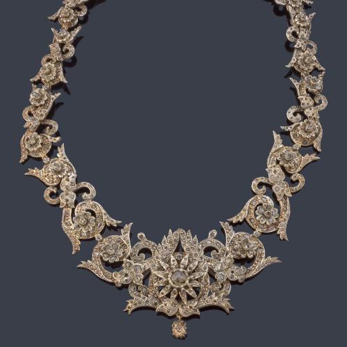 Collar con motivos florales y vegetales enriquecidos con diamantes talla rosa y holandesa. Finales S. XIX.