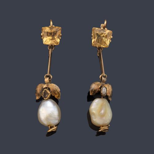 Pendientes largos con cuarzos citrinos y pareja de perlas ligeramente barrocas. C. 1850.