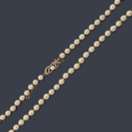 Collar largo con un hilo de perlas de aprox. 7,00 - 7,40 mm con cierre calado con perla y diamantes talla rosa, en montura de oro amarillo de 18K y vista en platino.