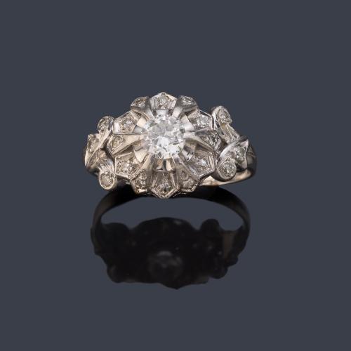 Anillo con brillante de aprox. 0,50 ct con diseño calado y diamantes talla 8/8. Años '40.