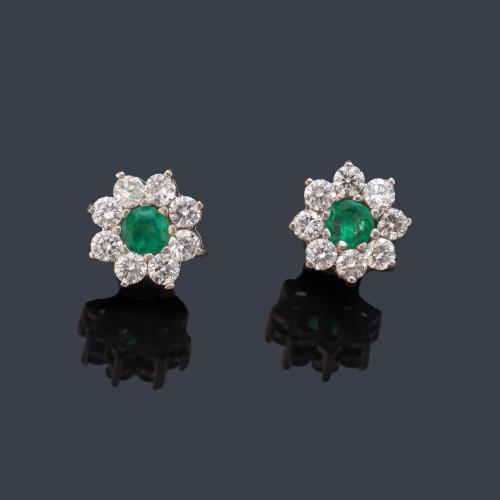 Pendientes rosetón con pareja de esmeraldas talla redonda y orla de brillantes de aprox. 0,48 ct en total.
