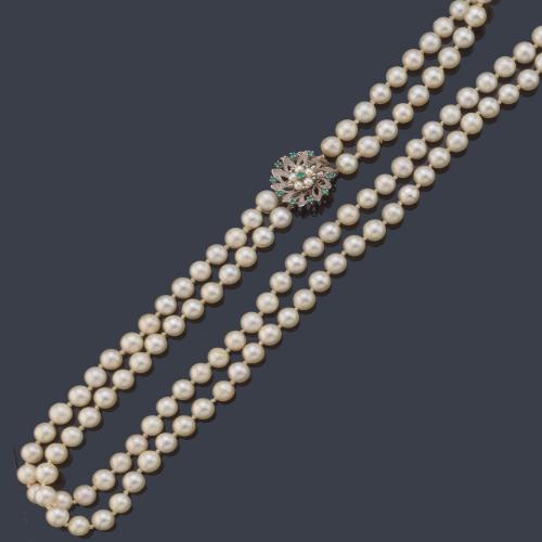 Collar con dos hilos de perlas de aprox. 7,24 - 7,28 mm con broche en forma de rosetón con esmeraldas y perlitas en oro blanco de 18K.