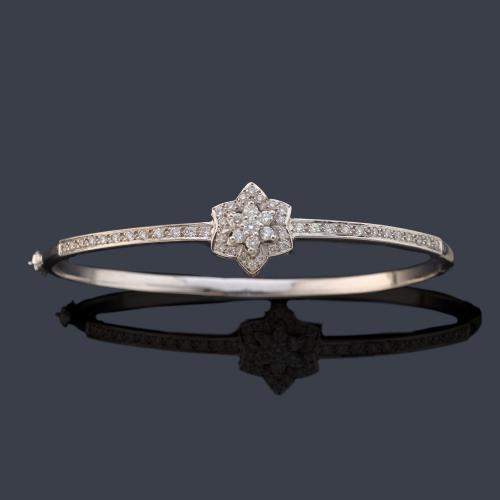 Pulsera rígida con centro en forma de estrella con brillantes de aprox. 1,40 ct en total.