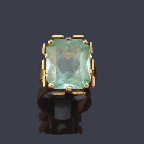 Anillo con espinela sintética talla rectangular en montura de oro amarillo de 18K.