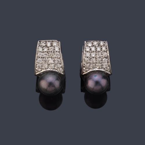 Pendientes largos con pareja de perlas de Tahití y pavé de brillantes en la parte superior.