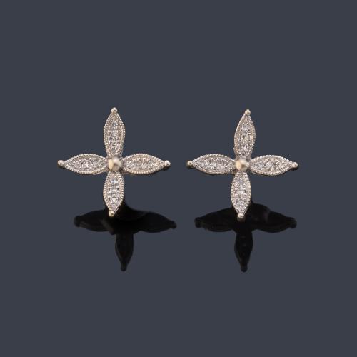 Pendientes cortos con diseño floral con brillantitos en montura de oro blanco de 18K.