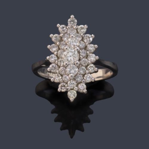  Anillo lanzadera con brillantes de aprox. 1,50 ct en total, realizado en montura de oro blanco de 18K.