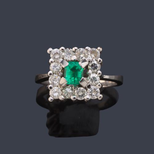 Anillo con esmeralda central de aprox. 0,15 ct y orla de brillantes de aprox. 0,50 ct en total.
