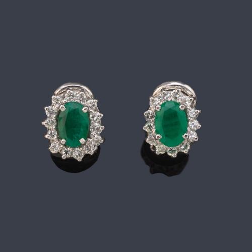Pendientes cortos con pareja de esmeraldas talla oval de aprox. 0,80 ct en total y orla de brillantes.