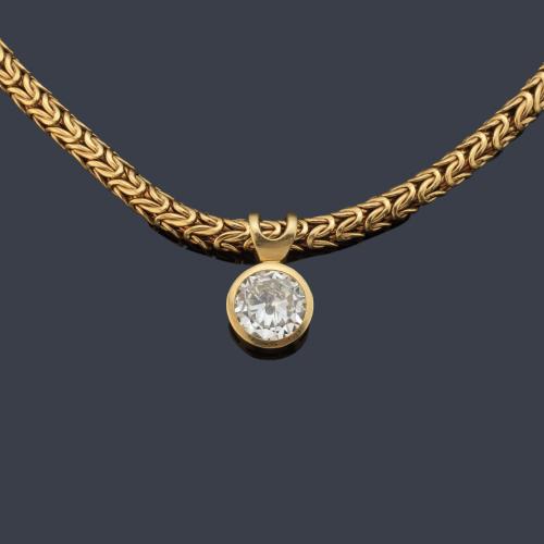  Collar con colgante con diamante talla antigua de aprox. 2,90 ct engastada en chatón.