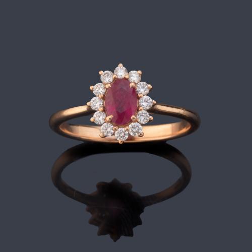 Anillo con rubí talla oval de aprox. 0,50 ct y orla de brillantes de aprox. 0,12 ct en total.