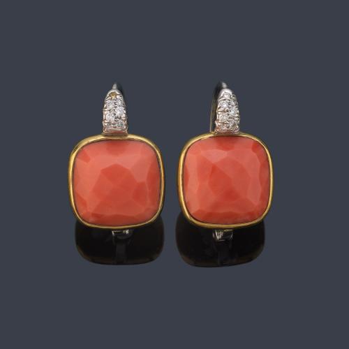Pendientes largos con dos corales facetados y cuerpo superior con brillantitos.