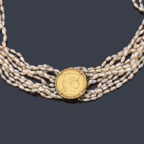 Collar con diez hilos de perlas de rio 'Keshi' con colgante de moneda de oro 21K de francos franceses.