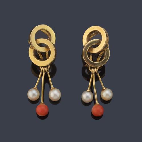 Pendientes largos con diseño de doble aro y cuentas esféricas de coral y perlitas.