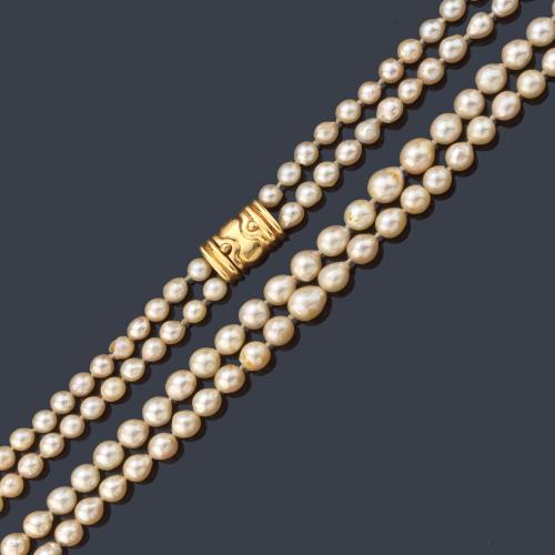 Collar largo con dos hilos de perlas de aprox. 5,86 mm - 8,82 mm con broche en oro amarillo de 18K
