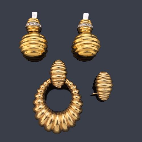 Lote compuesto por un pendiente y cierre omega gallonado, dos remates de pendientes con brillantes, en oro amarillo de 18K.